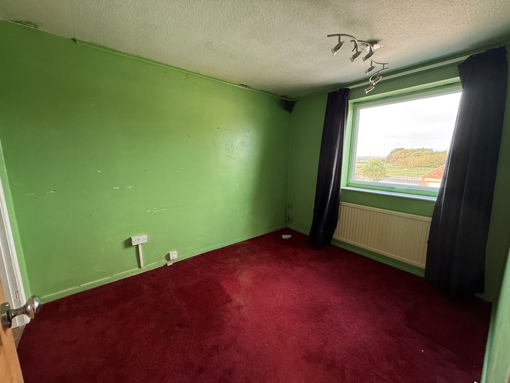 Lot: 163 - THREE-BEDROOM DETACHED HOUSE FOR IMPROVEMENT - Carpeted 2nd double bedroom with window and radiator